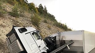 Gegen Felswand gekracht: Trucker verstirbt am Unfallort