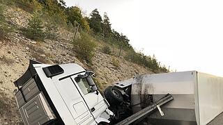 Gegen Felswand gekracht: Trucker verstirbt am Unfallort