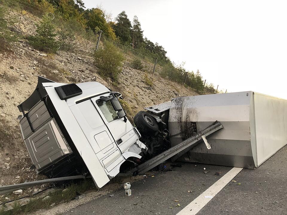 Gegen Felswand gekracht: Trucker verstirbt am Unfallort