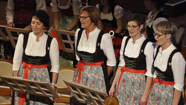 Die Instrumente zur Seite gelegt hatten Angelika Enders, Edith Hüttner, Theresa Seiffert und Ilona Zirkelbach (von links) um vokal einmal eine andere Seite aus ihrem Repertoire aufzuschlagen. Foto: Peter Klopf