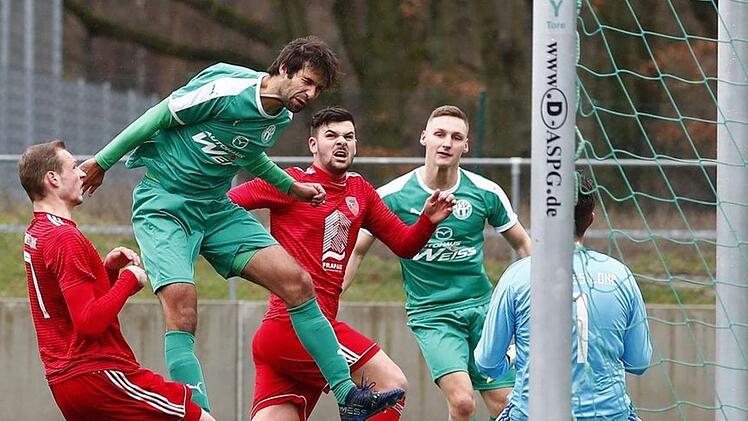 Chancen waren da, doch Daniel Gareis (Zweiter von links) und seine Neudrossenfelder Teamkollegen gingen zu leichtfertig damit um. Mehr als ein Elfmetertor durch Stefan Kolb gelang nicht. Foto: Peter Kolb