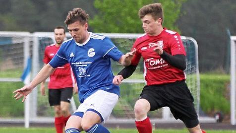 TSV Grub - TV Ebern. Den Gruber Fabian Wittmann (links) verfolgt Julius Zettelmeier vom TV Ebern. Foto: Lisa H&uuml;mmer