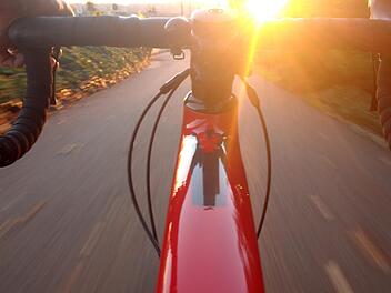 Ein Radfahrer fuhr in F&uuml;hrt zwei M&auml;dchen um, st&uuml;rzte dabei selbst und fuhr dann, ohne den Kindern zu helfen weiter. Symbolfoto: AndersAndersen/pixabay.com