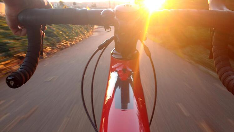 Ein Radfahrer fuhr in Führt zwei Mädchen um, stürzte dabei selbst und fuhr dann, ohne den Kindern zu helfen weiter. Symbolfoto: AndersAndersen/pixabay.com