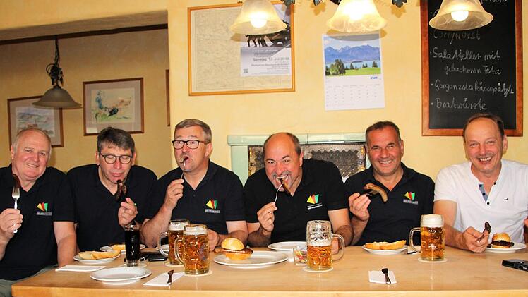 Einfach mal reinbeißen: Mundet die feine Variante der Drei-Franken-Bratwurst mit einem Hauch Silvaner den Testessern Helmuth Bodenstein, Josef Körner, Ernst Nickel, Johannes Krapp, Armin Luther und Martin Kreß?  Foto: Diana Fuchs
