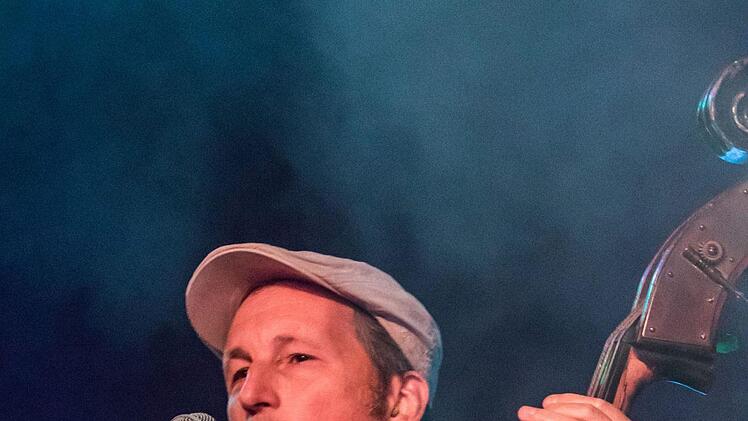 Das Publikum war begeistert: Impressionen von der Coburger Spider Murphy Party" auf dem Schlossplatz. Der Abend im Festzelt war eine Kooperation der Original Prinz Albert Blasmusik (OPA) mit dem Landestheater Coburg.Foto: Jochen Berger