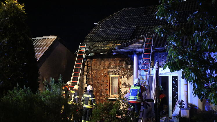 Nachdem Gartenmöbel Feuer gefangen hatten: Brand greift auf Wohnhaus über
