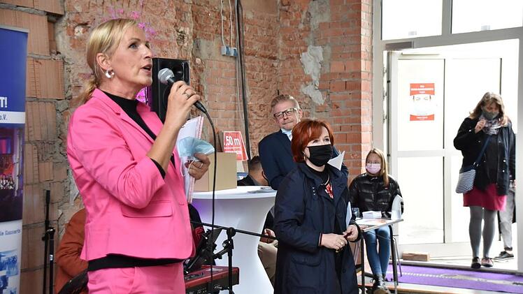 Silke Kress (links) begr&uuml;&szlig;te bei ihrer Ausstellung auch Zweiten B&uuml;rgermeister Frank Wilzok und die stellvertretende Landr&auml;tin Christina Flauder.Foto: Uschi Prawitz