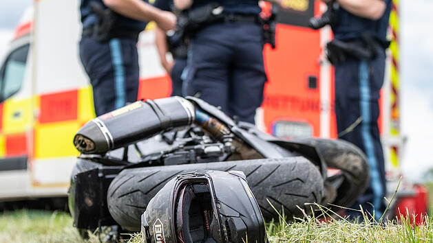 Motorradfahrer fliegt 30 Meter durch die Luft: Junger Mann schwer verletzt