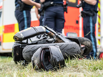 Motorradfahrer fliegt 30 Meter durch die Luft: Junger Mann schwer verletzt