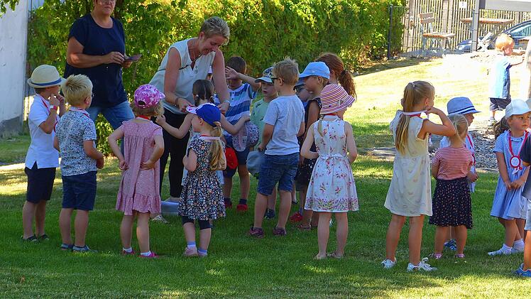 Letzte Vorbereitung vor der offiziellen Eröffnung des Spielplatzes: Die Kindergartenkinder von Großenbrach warten auf Bürgermeister Sandwall, die Feuerwehrleute und die anderen Teilnehmerinnen und Teilnehmer  des Umzugs. Foto: Hans-Peter Hepp