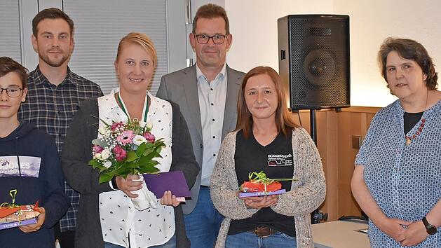 Erstmals beim Ortsvereinsschie&szlig;en ausgeschossen wurde ein B&uuml;rgerk&ouml;nig. Diese Wertung sicherte sich Sandra Ehrhardt (Mitte mit Blumenstrau&szlig;) mit dem besten Teiler.
