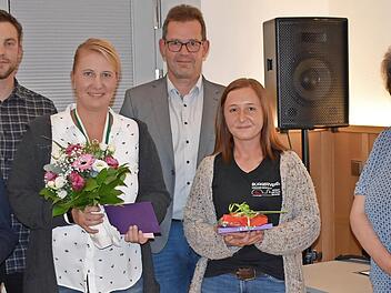 Erstmals beim Ortsvereinsschießen ausgeschossen wurde ein Bürgerkönig. Diese Wertung sicherte sich Sandra Ehrhardt (Mitte mit Blumenstrauß) mit dem besten Teiler.