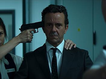 Der französische Verteidigungsminister Philippe Bardin (Nathan Willcocks, Mitte, mit Ana Ularu und Alex (Michael Shelford) wird von Terroristen gefangen genommen.