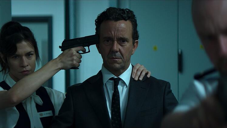 Der französische Verteidigungsminister Philippe Bardin (Nathan Willcocks, Mitte, mit Ana Ularu und Alex (Michael Shelford) wird von Terroristen gefangen genommen.