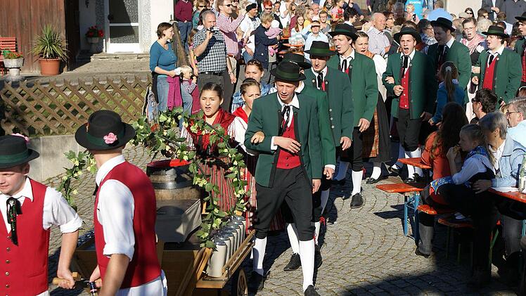 Johanna Geiger und Johannes Fröba führen die Einhaltpaare als "Öschda" auf den Dorfplatz. Foto: Joachim Beez