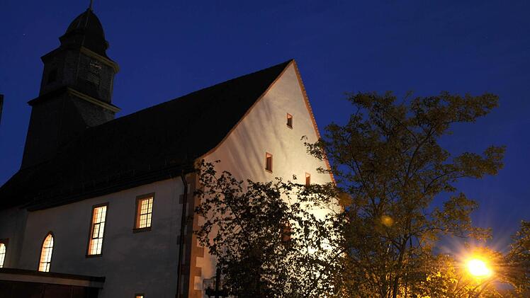 Die katholische St.-Bartholomäus-Kirche in Ludwigschorgast ist vor mehr als 500 Jahren geweiht worden. Nach dem überraschenden Tod von Pfarrer Michael Leicht stellt sich die Frage: Soll am Wochenende die Kirchweih gefeiert werden? Foto: Michael Kraus