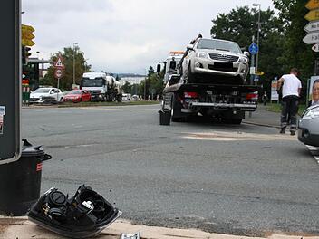 Nur noch Schrottwert haben dieser Pick-Up und zwei weitere Fahrzeuge nach dem Unfall auf der Schauer-Kreuzung. Fotos: Katrin Geyer