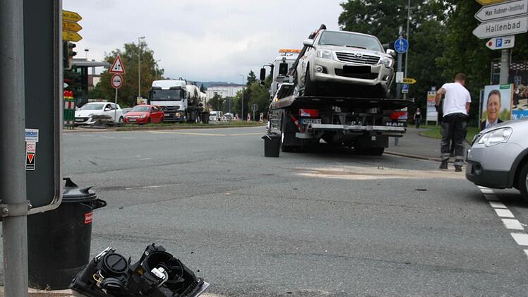 Nur noch Schrottwert haben dieser Pick-Up und zwei weitere Fahrzeuge nach dem Unfall auf der Schauer-Kreuzung. Fotos: Katrin Geyer