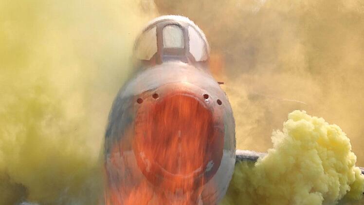 Die Arrangeure hatten sich bei der Großübung auf dem Truppenübungsplatz Wildflecken viel Mühe gegeben, die Unfallszene mit künstlichem Rauch, aber auch mit echtem Feuer realitätsnah zu präsentieren. Fotos: Gerd Schaar