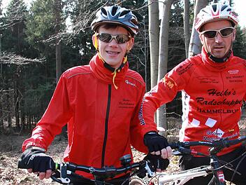 Über Stock und Stein? Für Erik und Jürgen Metz und ihre Mountainbikes genau das Richtige. Der Kreisentwickler will für die Mountainbike-Szene ein Streckennetz in der Rhön ausbauen. Foto: Carmen Schmitt