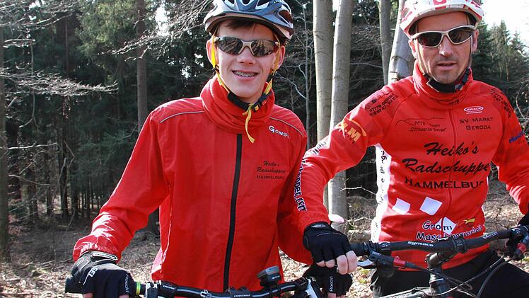 Über Stock und Stein? Für Erik und Jürgen Metz und ihre Mountainbikes genau das Richtige. Der Kreisentwickler will für die Mountainbike-Szene ein Streckennetz in der Rhön ausbauen. Foto: Carmen Schmitt