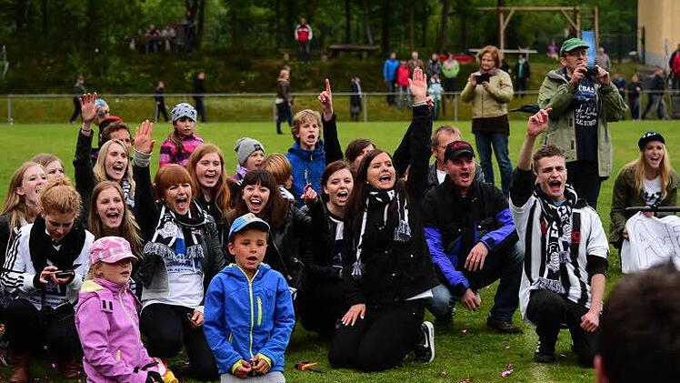 Der FC Rottershausen ist Kreisklassist nach einem dramatischen Sieg im Elfmeterschießen gegen den SV Niederlauer. Foto: Anders