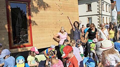 Beim Richtfest am Dienstag durften sich die Kinder über einen wahren Bonbonregen freuen.  Fotos: Gerda Völk
