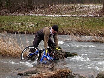 Ein noch ziemlich neuwertiges Mountainbike "schmückte" die Sinn unterhalb der Bad Brückenauer Sinntalklinik. Hans Bögelein hatte erhebliche Mühe, den zwischen Steinen verkeilten Drahtesel aus dem eiskalten und reißenden Wasser zu holen. Foto: Karlheinz Franz