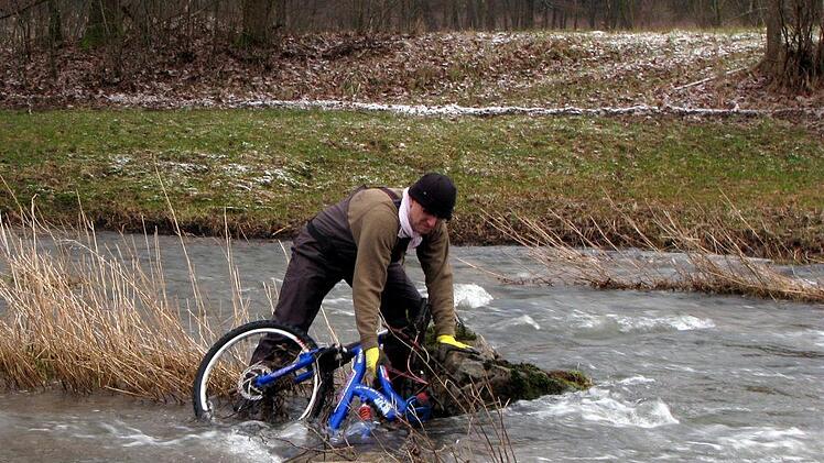 Ein noch ziemlich neuwertiges Mountainbike "schmückte" die Sinn unterhalb der Bad Brückenauer Sinntalklinik. Hans Bögelein hatte erhebliche Mühe, den zwischen Steinen verkeilten Drahtesel aus dem eiskalten und reißenden Wasser zu holen. Foto: Karlheinz Franz
