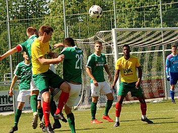 Die Sander Daniel Kr&uuml;ger (l.) und Adrian Reith stemmen sich gegen den Kopfball von Felix Strobler (2. v. l.), im Hintergrund beobachten Dominic Leim, Bambergs Torsch&uuml;tze Alassane Kane und FC-Keeper Simon Mai die Situation (v. l.).  Foto: G&uuml;nther Geiling