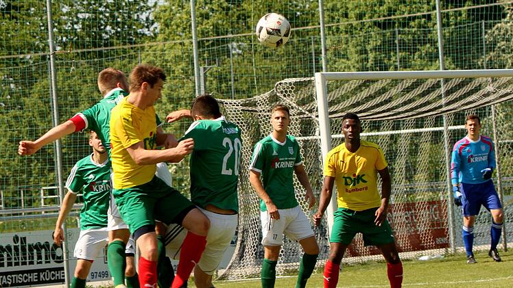 Die Sander Daniel Kr&uuml;ger (l.) und Adrian Reith stemmen sich gegen den Kopfball von Felix Strobler (2. v. l.), im Hintergrund beobachten Dominic Leim, Bambergs Torsch&uuml;tze Alassane Kane und FC-Keeper Simon Mai die Situation (v. l.).  Foto: G&uuml;nther Geiling