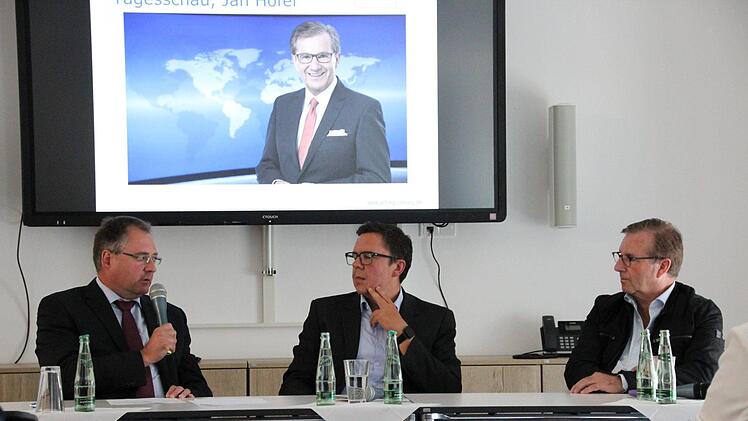 Die Talkrunde (von links): Stephan Horn, Thomas Apfel und Jan Hofer. Foto: Simone Bastian