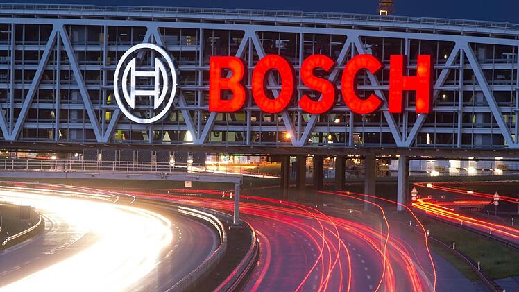 Stuttgart: Autos fahren auf der Autobahn A8 unter einer Brücke mit dem Bosch-Logo entlang. Foto: Sebastian Kahnert/dpa/Archiv