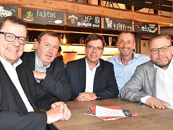 Ulrich Gödde, Bernd Harttig, Thomas Nagel, Michael Otte und Karl Graf Stauffenberg (von links)  hoffen auf ein gutes Wahlergebnis und den Einzug der FDP in den Bayerischen Landtag.Uschi Prawitz