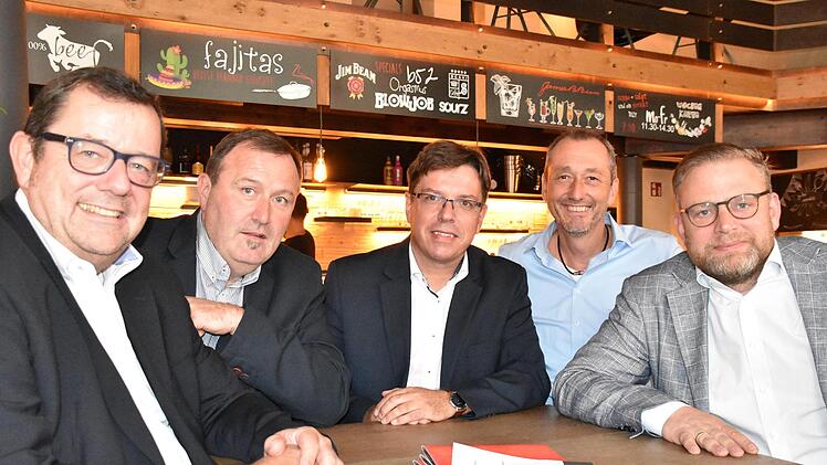 Ulrich Gödde, Bernd Harttig, Thomas Nagel, Michael Otte und Karl Graf Stauffenberg (von links)  hoffen auf ein gutes Wahlergebnis und den Einzug der FDP in den Bayerischen Landtag.Uschi Prawitz