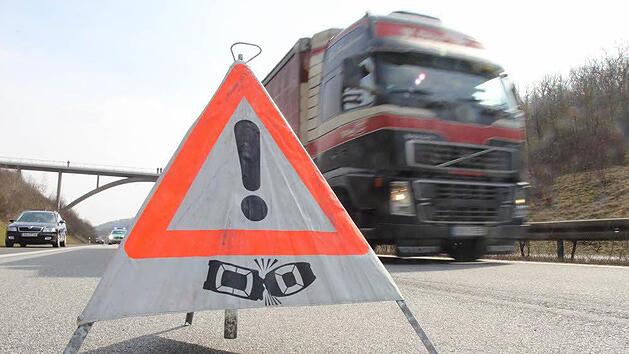 Auf der A73 bei Baiersdorf (Kreis Erlangen-H&ouml;chstadt) hat sich ein Lastwagen in einer Au&szlig;enschutzplanke verkeilt. Symbolfoto: Michael Gr&uuml;ndel