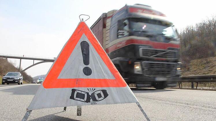 Auf der A73 bei Baiersdorf (Kreis Erlangen-Höchstadt) hat sich ein Lastwagen in einer Außenschutzplanke verkeilt. Symbolfoto: Michael Gründel
