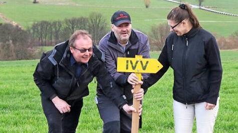 Der Zweite Vorsitzende der Wanderfreunde Lahm, Roland Galle, Vorsitzender Klaus Ehrlinger und Wanderwartin Gabriela Lindner haben alles f&uuml;r das Wanderereignis vorbereitet.  Foto: Michael Stelzner