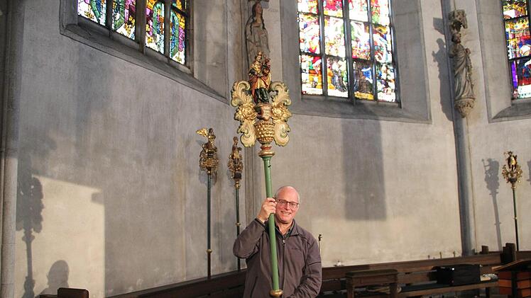 Abtransport der historischen Zunftstangen aus der Münnerstädter Stadtpfarrkirche.Heike Beudert