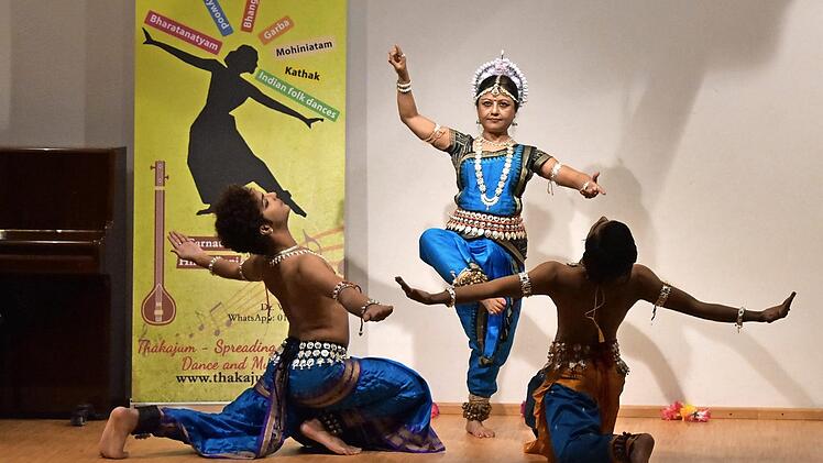 Odissi-Tänzerin Monalisa Gosh beim Auftritt in Weißenohe  Foto: Petra Malbrich