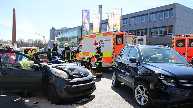 Schwer verletzt wurde die Fahrerin des Citroen.  Foto: Katrin Geyer