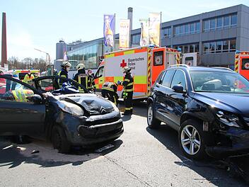 Schwer verletzt wurde die Fahrerin des Citroen.  Foto: Katrin Geyer