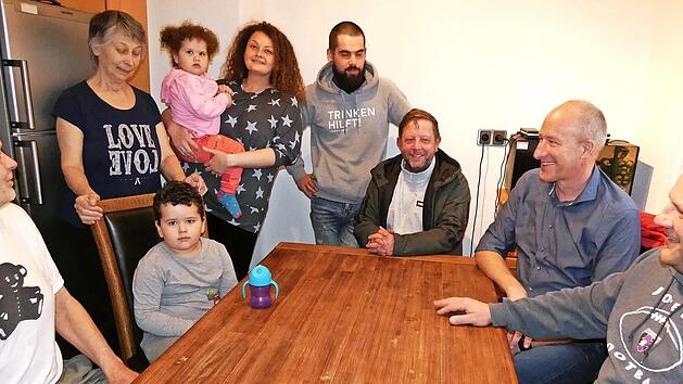 Zu einer gem&uuml;tlichen Runde trafen sich die Himmelkroner Fl&uuml;chtlingslotsen (rechts) bei der ukrainischen Fl&uuml;chtlingsfamilie in deren Unterkunft im fr&uuml;heren Lehrerwohnhaus. Von links die Gro&szlig;eltern Ivan (79) und Zoja (76), Kira (33) mit ihren Kindern Nestor (4) und Marta (2).