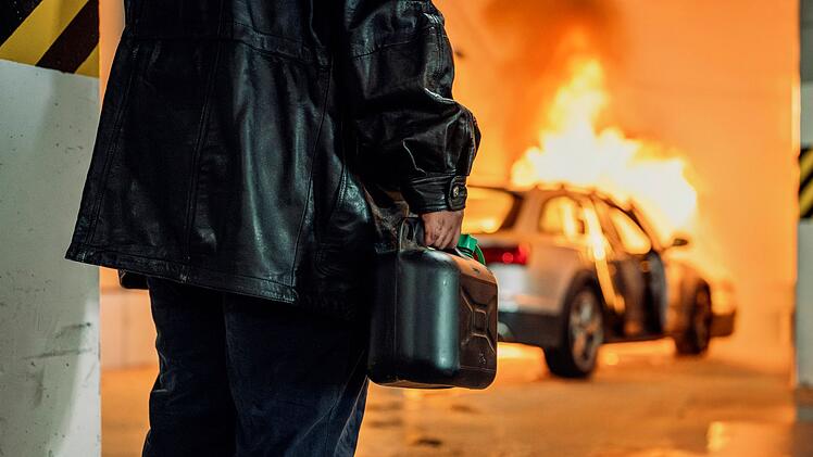 Eines der Fluchtfahrzeuge steckten die Täter in Brand.