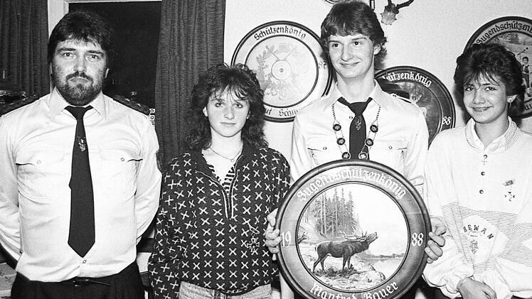 Jugend-Sch&uuml;tzenk&ouml;nig von Bad Bocklet-Hohn wird Manfred Bauer. Im Bild (von links) Sch&uuml;tzenmeister Gerd Kaufmann, 1. Ritter Anette Voll, Manfred Bauer und 2. Ritter Tanja Schmitt.
