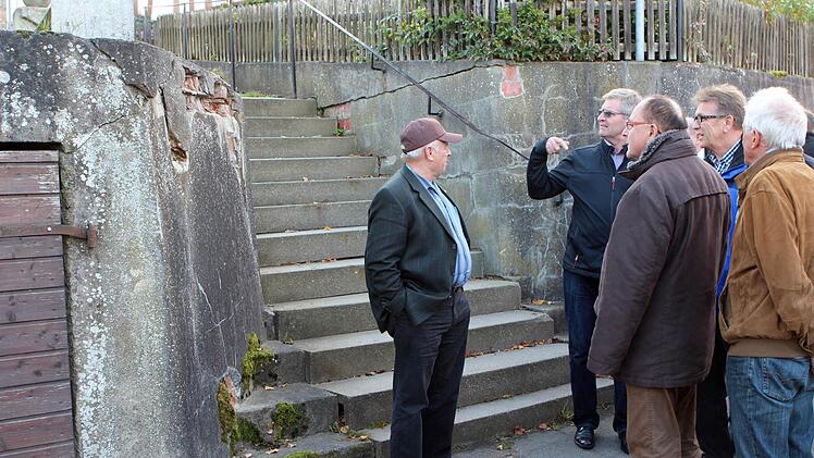 In Autenhausen waren sich alle einig: die Stützmauer muss dringend saniert werden.