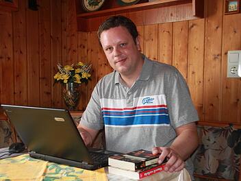 Schreibt bevorzugt am Küchentisch: Stephan Naumann aus Michelau, dessen zweites Buch im Mai erschienen ist. Foto: Ramona Popp