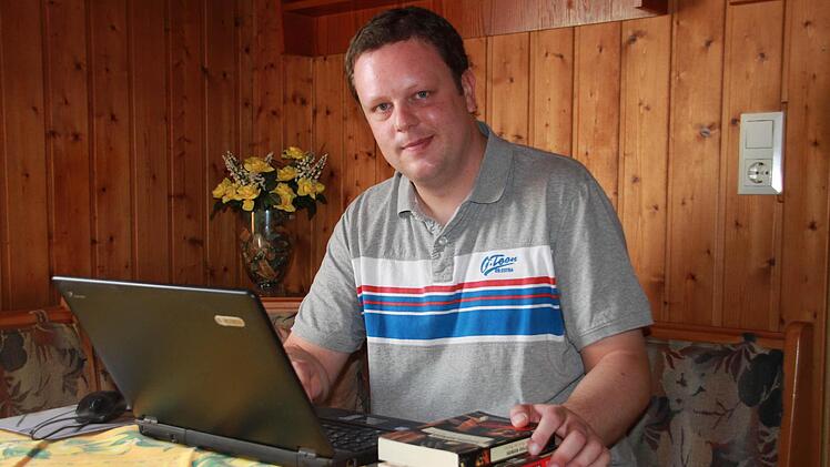 Schreibt bevorzugt am Küchentisch: Stephan Naumann aus Michelau, dessen zweites Buch im Mai erschienen ist. Foto: Ramona Popp