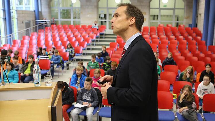"Suchen und finden im Internet" - darum ging es in der Kinder-Uni-Vorlesung von Andreas Henrich. Foto: Barbara Herbst